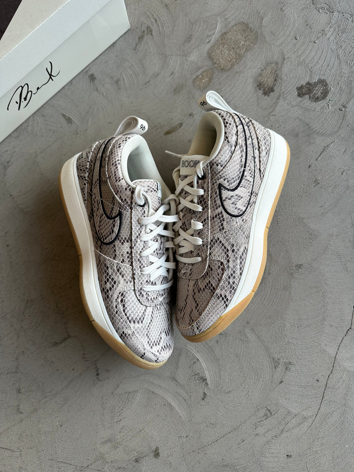 Book 1 Snakeskin Sz. 11