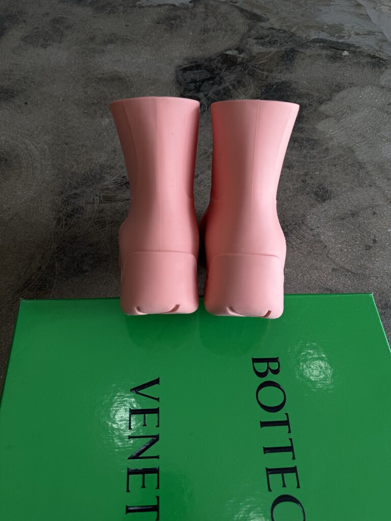 Bottega Veneta Peach Pink Puddle Boots Sz. 40