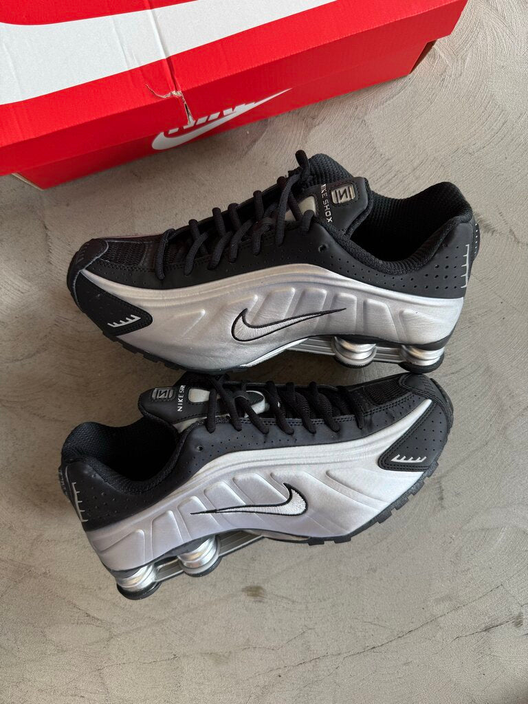 Nike Shoe R4 Metallic Silver sz. 10
