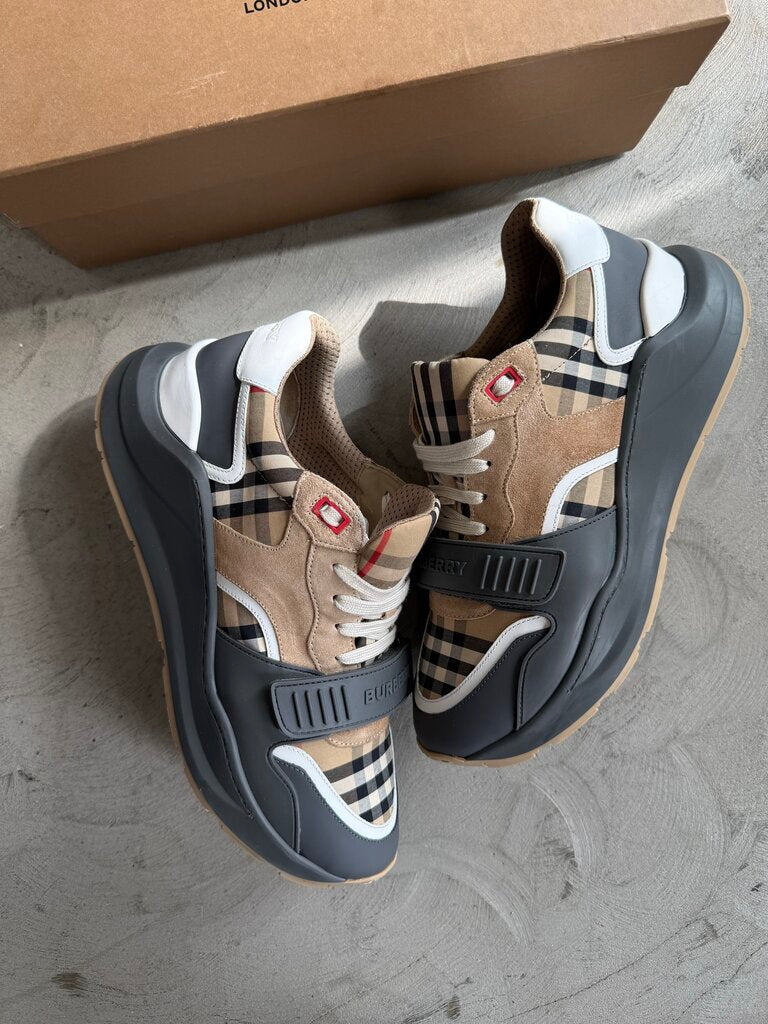 Burberry Ramsey Vintage Check Suede sz. 44