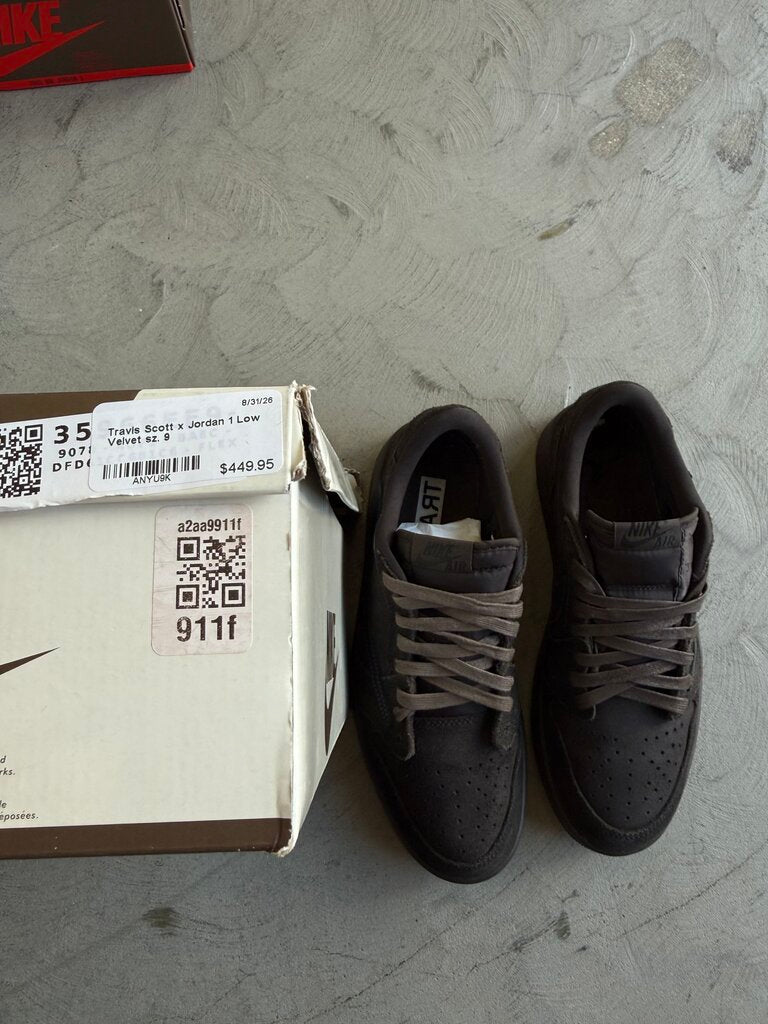 Travis Scott x Jordan 1 Low Velvet sz. 9