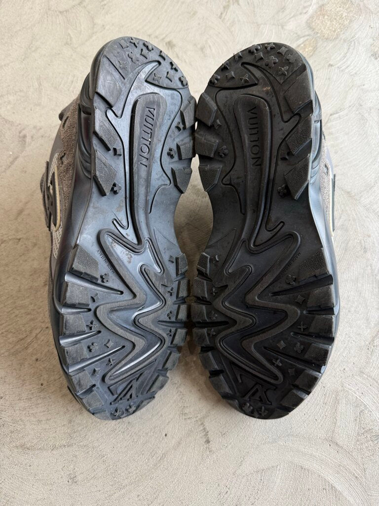 Louis Vuitton Runner Tatic Gray sz. 7.5 (nb)