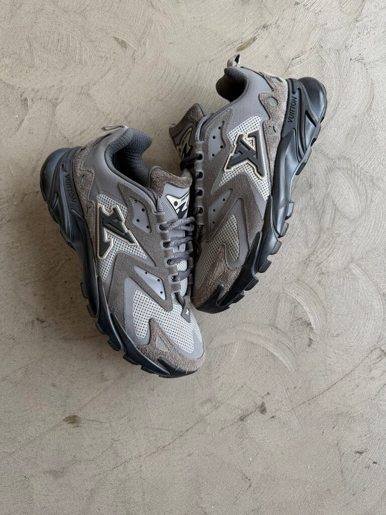 Louis Vuitton Runner Tatic Gray sz. 7.5 (nb)