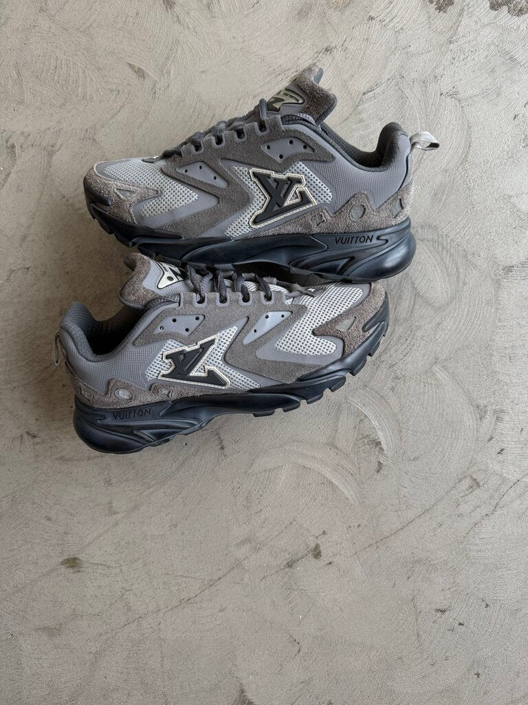 Louis Vuitton Runner Tatic Gray sz. 7.5 (nb)