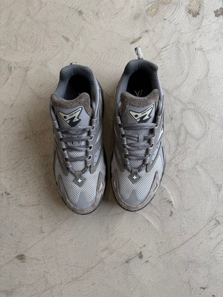Louis Vuitton Runner Tatic Gray sz. 7.5 (nb)