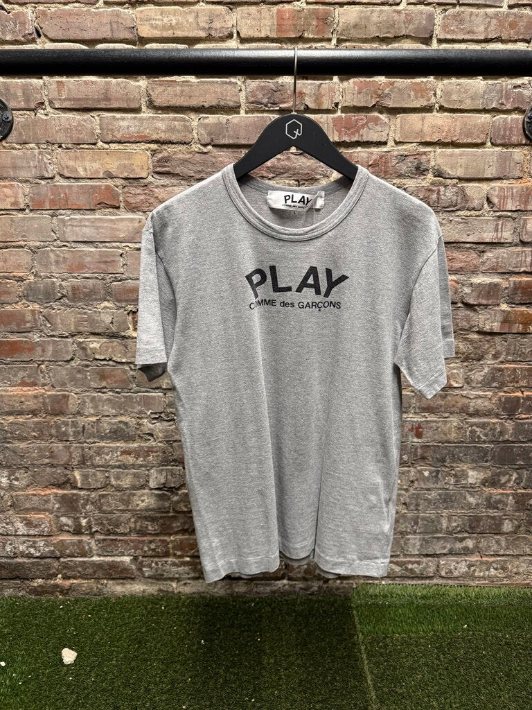 COMME des GORCONS PLAY CDG Grey Tee sz. L