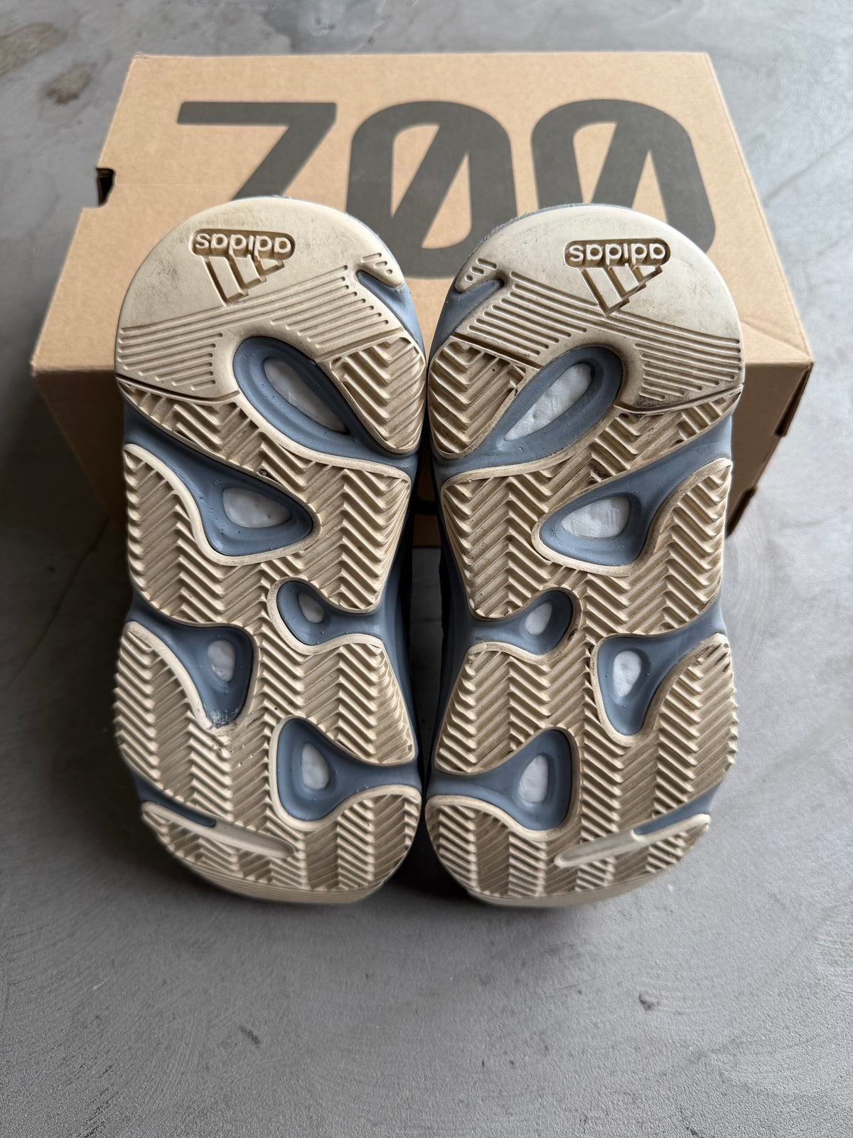 Yeezy Boost 700 Inertia Sz. 4