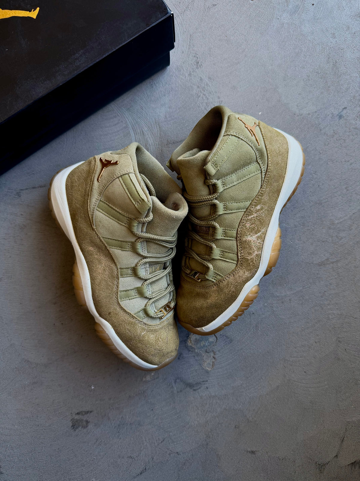 Jordan 11 Neutral Olive Sz. 8