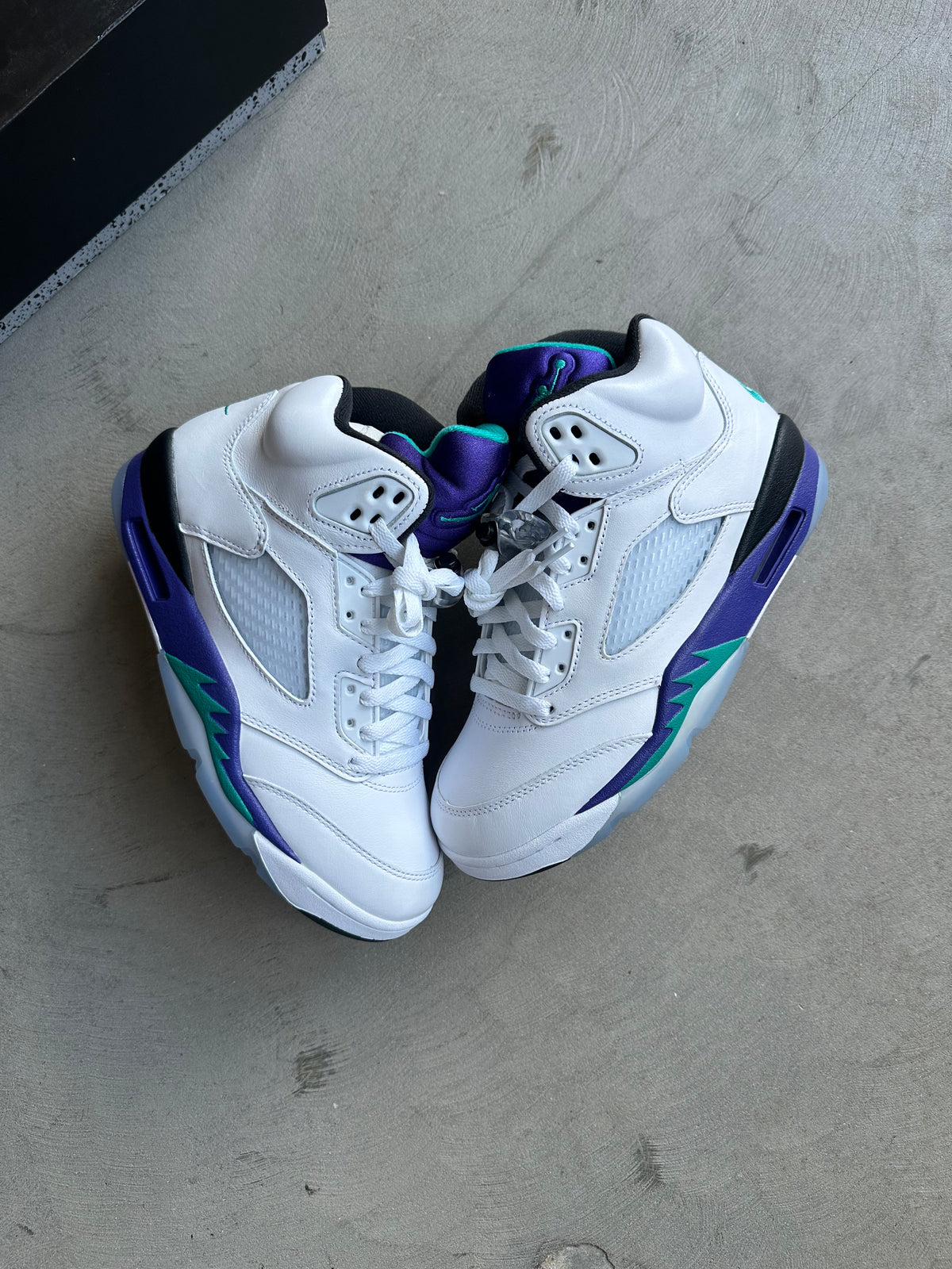 Jordan 5 White Grape Sz. (7, 11.5)