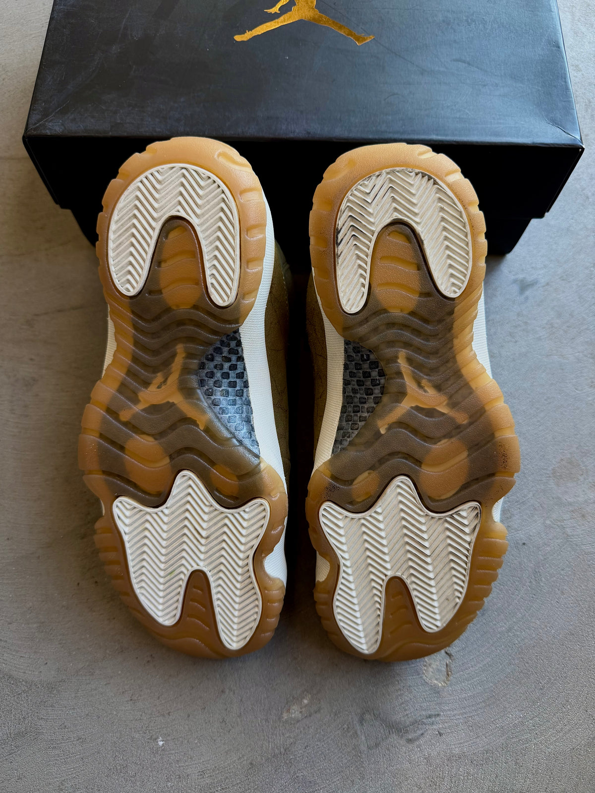Jordan 11 Neutral Olive Sz. 8
