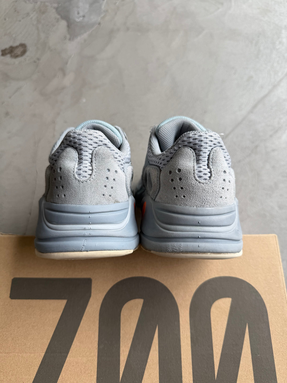 Yeezy Boost 700 Inertia Sz. 4