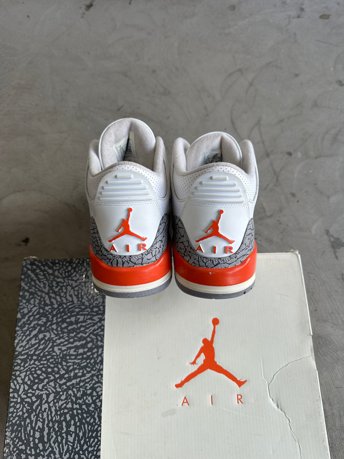 Jordan 3 Georgia Peach Sz. 9.5M
