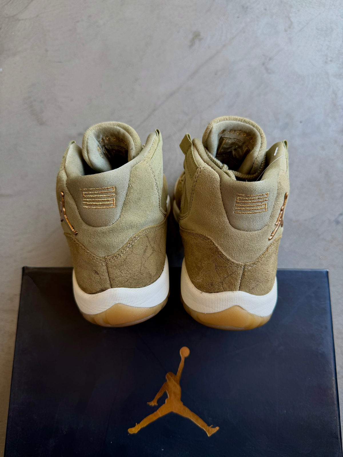 Jordan 11 Neutral Olive Sz. 8