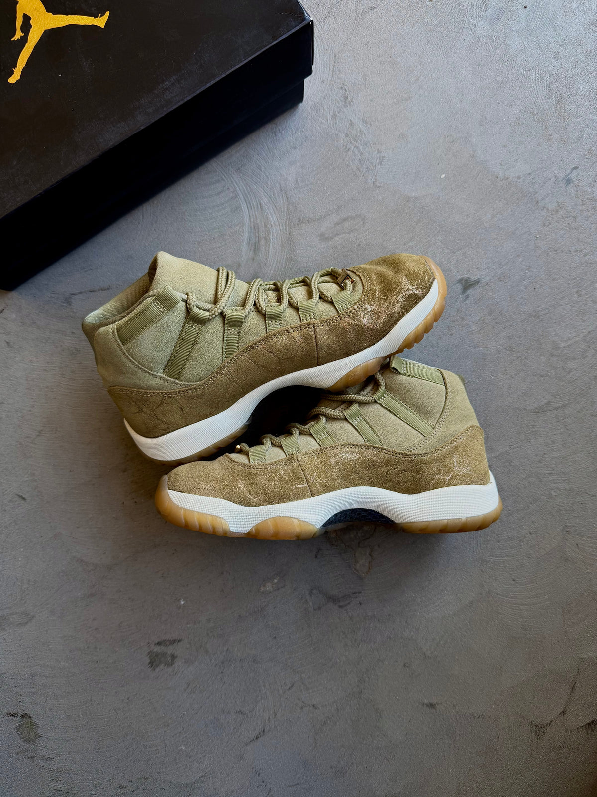 Jordan 11 Neutral Olive Sz. 8