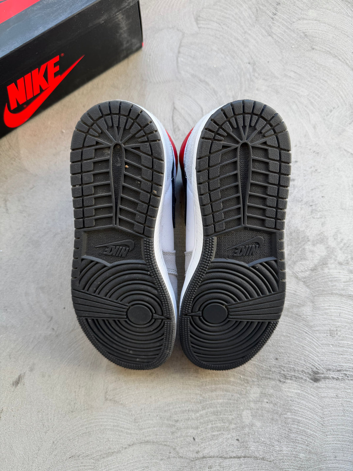 Jordan 1 Light Smoke Grey Sz. 5Y