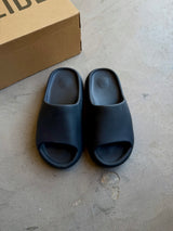 Yeezy Slide Onyx Sz. 6Y