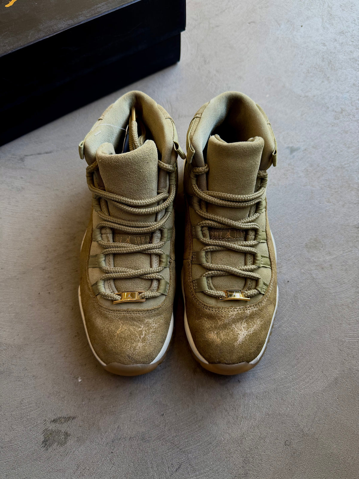 Jordan 11 Neutral Olive Sz. 8