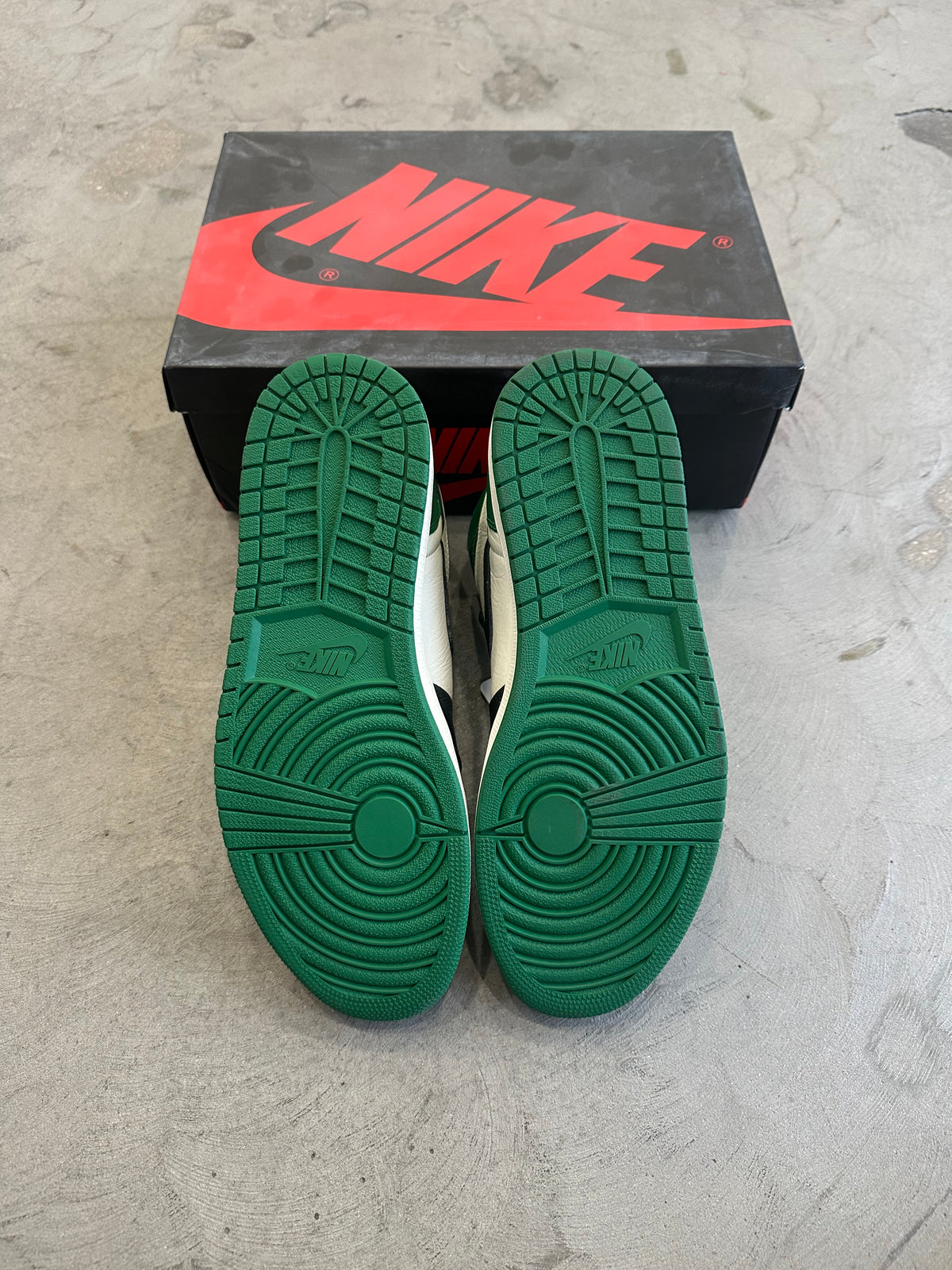 Jordan 1 Pine Green Sz. 11