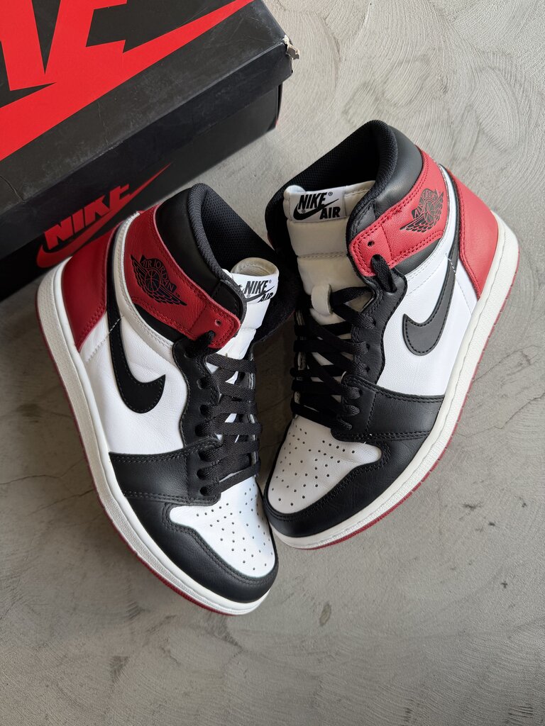 Jordan 1 Black Toe Sz. 9