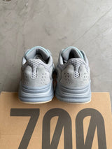 Yeezy 700 Inertia Sz. 4