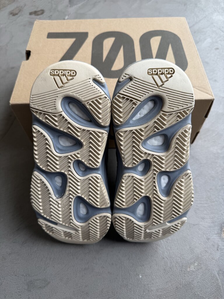 Yeezy 700 Inertia Sz. 4