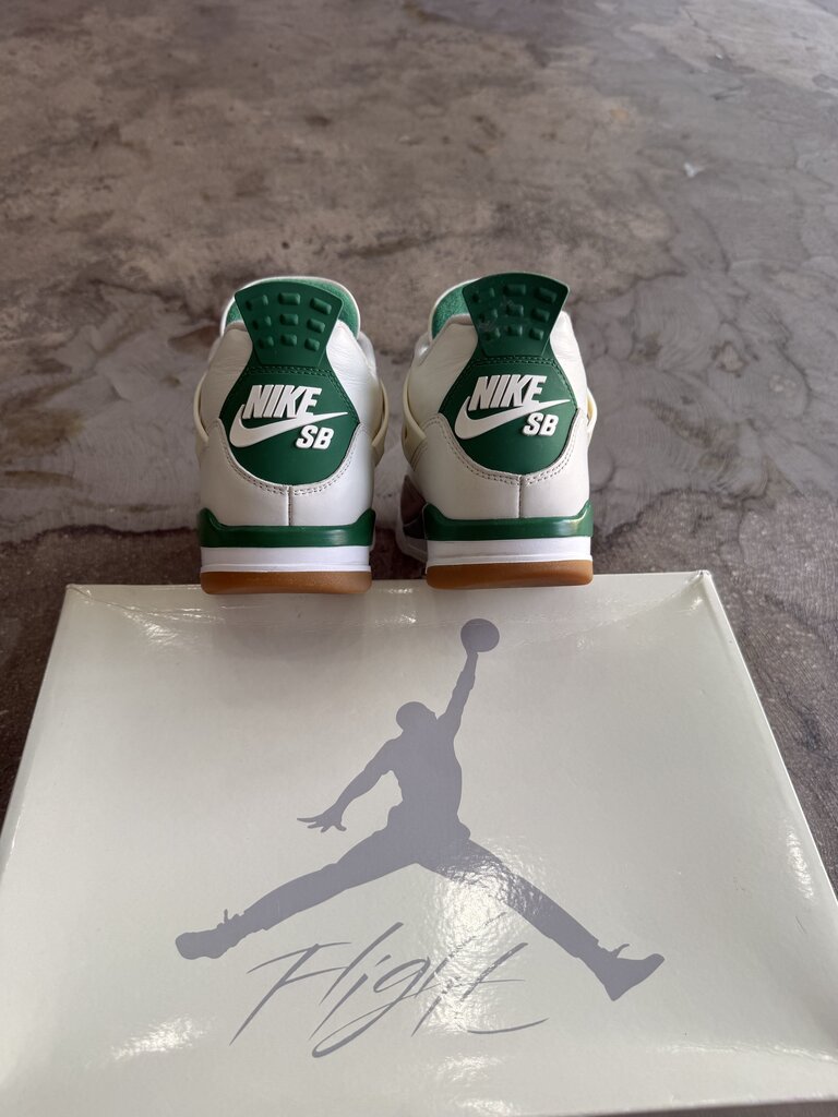 Jordan 4 SB Pine Green Sz. 8.5