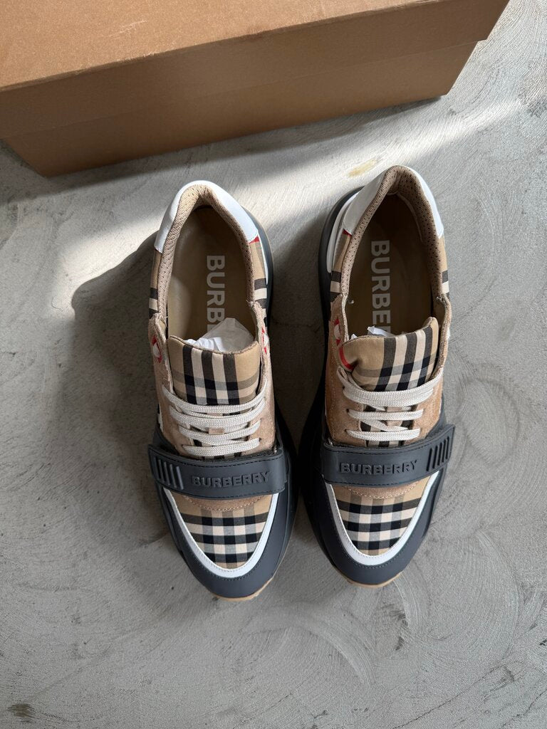Burberry Ramsey Vintage Check Suede sz. 44