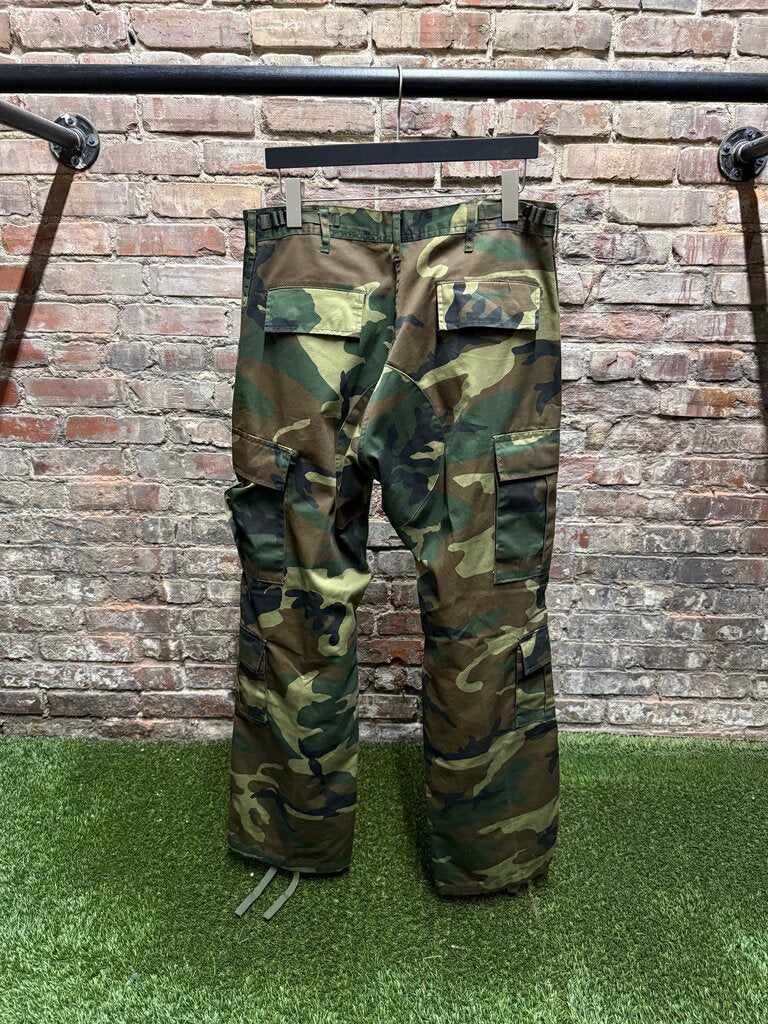 GV Gallery Raspberry Hills Camo Cargo Pants Sz. XL