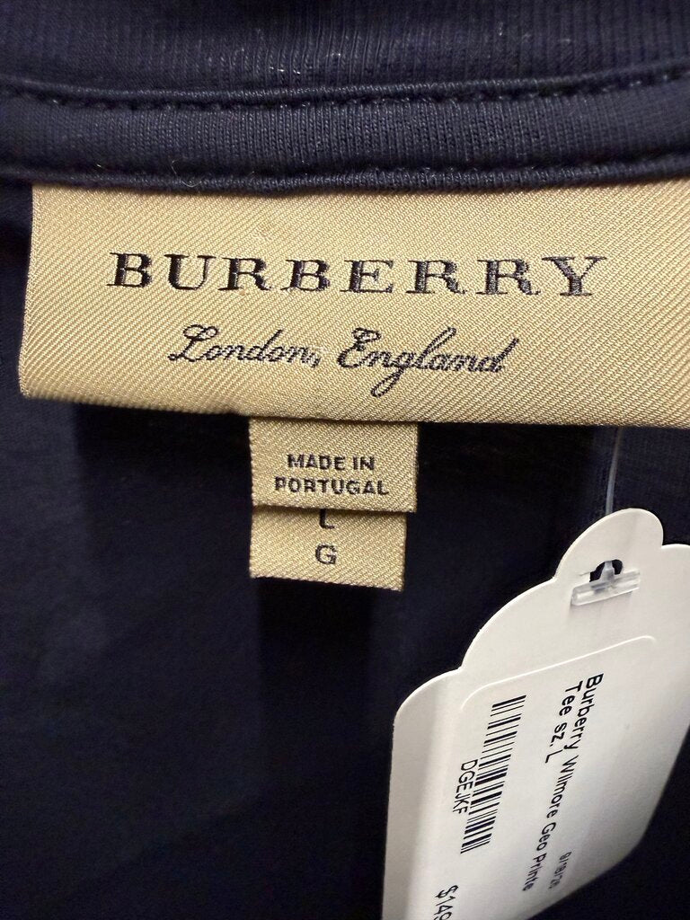Burberry Wilmore Geo Printe Tee sz. L