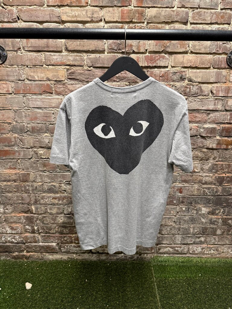 COMME des GORCONS PLAY CDG Grey Tee sz. L